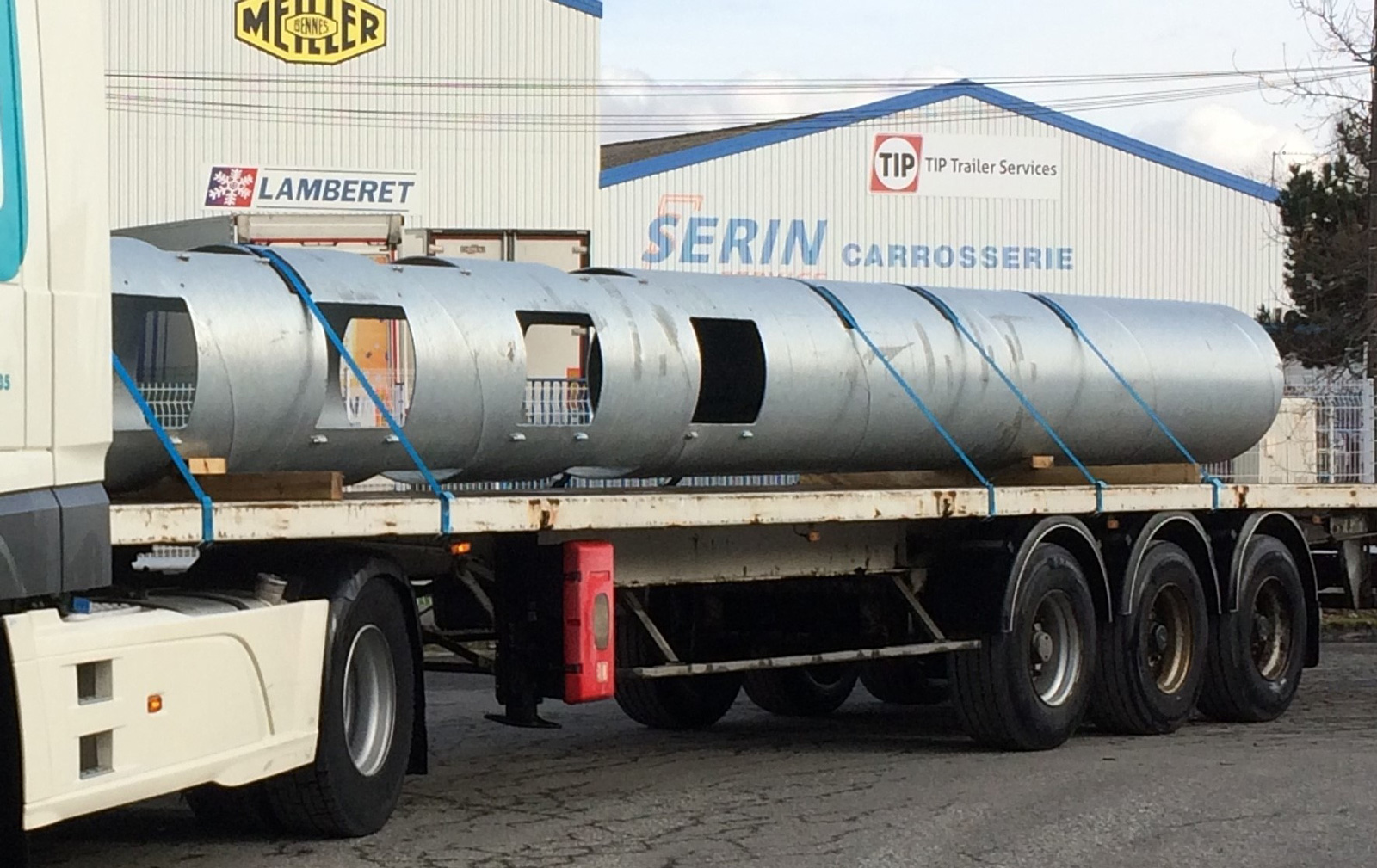 Le transport en remorque plateau ou surbaiss?�e - Transports DUFAUR